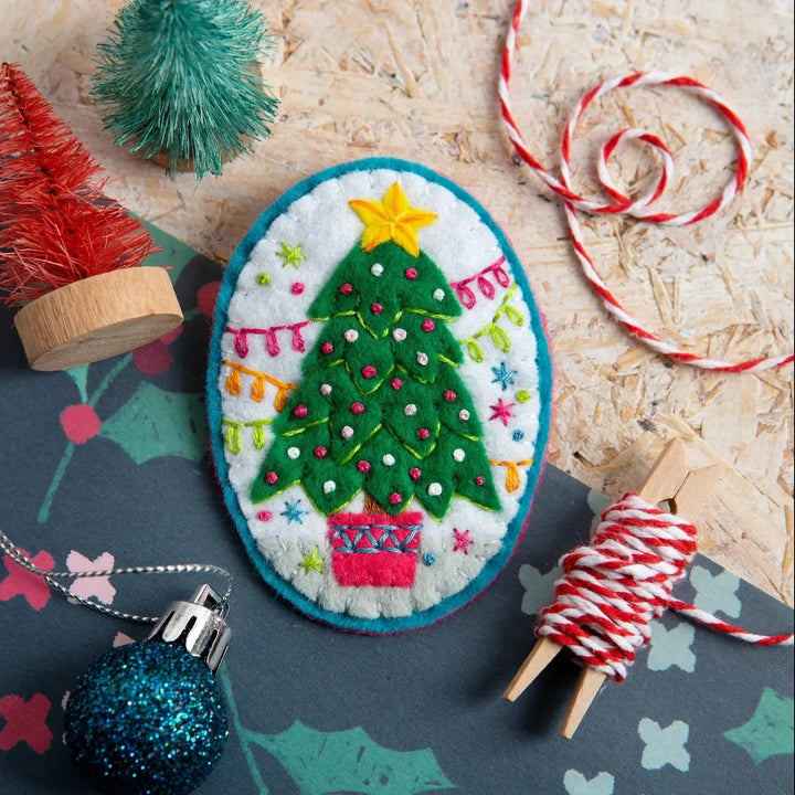 Merry Christmas Brooch Felt Craft Kit-Felt Craft-Hawthorn Handmade-Acorns &amp; Twigs
